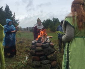 Mergvakaris - merginos atsisveikinimas su mama, draugėmis, tėvu. Jaudinantis, emociškai stiprus vakaras