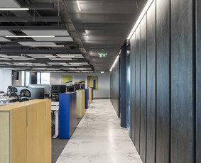 ULTRATOP dekoratyvinio betono grindų danga su marmuro akcentais. Biuro patalpos Vilniuje. Interjero dizainas: Noarchitects. Nuotrauka: Ieva Saudargaitė