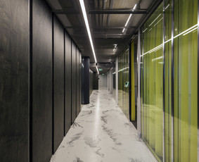 ULTRATOP dekoratyvinio betono grindų danga su marmuro akcentais. Biuro patalpos Vilniuje. Interjero dizainas: Noarchitects. Nuotrauka: Ieva Saudargaitė