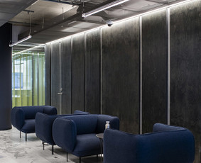 ULTRATOP dekoratyvinio betono grindų danga su marmuro akcentais. Biuro patalpos Vilniuje. Interjero dizainas: Noarchitects. Nuotrauka: Ieva Saudargaitė
