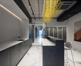 ULTRATOP dekoratyvinio betono grindų danga su marmuro akcentais. Biuro patalpos Vilniuje. Interjero dizainas: Noarchitects. Nuotrauka: Ieva Saudargaitė