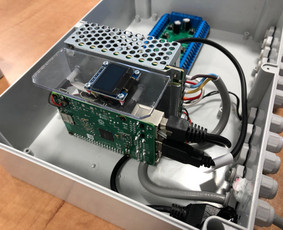 Duomenų surinkimo įrenginys Lean2S gamybos optimizavimo sistemai. Atlikta tik mechaninio paruošimo, apdirbimo ir surinkimo darbai. Užsakovas UAB Proginta.