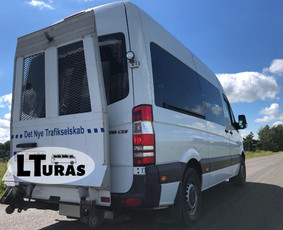 Turime transportą, pritaikytą įvažiavimui su vežimėliu. Sėdimų vietų automobilyje - aštuonios. Visos sėdynės nesunkiai išmontuojamos, tad automobilio saloną galima pritaikyti prie esamų poreikių.