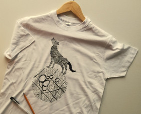 Berniuko (12m.) grafiško piešinio perkėlimas ant marškinėlių. Piešinys - gelinis tušinukas, piešinys perkeltas tiesioginės spaudos būdu. 2019m.