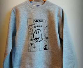 Berniuko (13m.) grafiško piešinio perkėlimas ant džemperio. Piešinys - gelinis tušinukas, piešinys perkeltas tiesioginės spaudos būdu. 2019m.