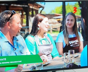 2020-08-29 Tv 3 laidoje ,,Maisto kelias" mūsų darbais pasipuošė laidos dalyviai.
Prijuostes pagamino Namų Madam https://www.facebook.com/namu.madam
Siuvinėjimo paslaugą atliko  MB ,,Egiedra"