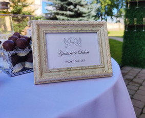 Vaišių / šampano staliukas po santuokos ceremonijos.