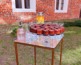 Vaišių / šampano staliukas Jums ir Jūsų svečiams. Dirbame visoje Lietuvoje.