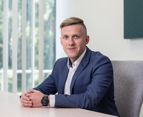 Bet kokios juridinės formos įmonių steigimas. Gali būti Mažoji bendrija, Uždaroji akcinė bendrovė, Viešoji Įstaiga. www.law7.lt