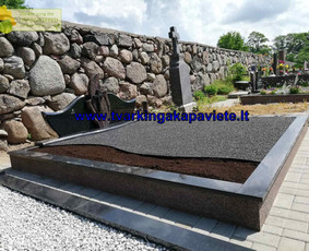 Kapavietės įrengimui naudotas juodas Karelijos ir rausvas Aurora granitas