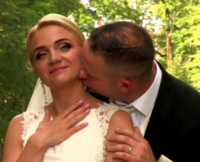 Dalinuosi elegantiška ir be galo romantiška vestuvių dienos video istorija. Mylinčios akys pasako daugiau nei žodžiai. ..