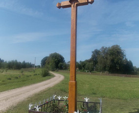 Kryžius , tašytas.