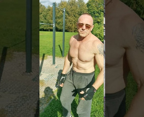 Kadangi pirmadienis pas mane laisva nuo geležų diena, nusprendžiau jį paįvairinti lauko aikštelėj ant turniko...prisiminti jaunas dieneles...šį pratimelį dariau rodos prieš 5 metus..ir vis...