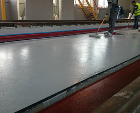 Įrengta 4 mm storio MAPEFLOOR SL savaime išsilyginanti epoksidinė grindų danga geležinkelio depe Vilniuje. Blizgus paviršius. 
http://www.mapei.com/public/NO/products/6732-mapefloorsl-lt.pdf