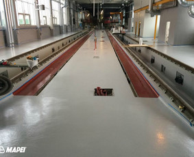 Įrengta 4 mm storio MAPEFLOOR SL savaime išsilyginanti epoksidinė grindų danga geležinkelio depe Vilniuje. Blizgus paviršius. 
http://www.mapei.com/public/NO/products/6732-mapefloorsl-lt.pdf