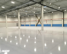 MAPEFLOOR SL savaime išsilyginanti epoksidinė grindų danga. Blizgus paviršius su dekoratyviniu pabarstu.  Sandėliavimo paskirties patalpos Kaune.
http://www.mapei.com/public/NO/products/6732-ma...