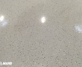 MAPEFLOOR SL savaime išsilyginanti epoksidinė grindų danga. Blizgus paviršius su dekoratyviniu pabarstu.  Sandėliavimo paskirties patalpos Kaune.
http://velvemst.lt/uploads/Mapefloor_SL_lt.pdf