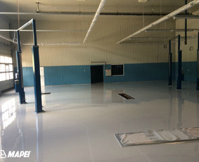 MAPEFLOOR SL savaime išsilyginanti epoksidinė grindų danga . "Škoda" centras.  Blizgus paviršius. 
http://www.mapei.com/public/NO/products/6732-mapefloorsl-lt.pdf