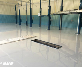 MAPEFLOOR SL savaime išsilyginanti epoksidinė grindų danga . "Škoda" centras.  Blizgus paviršius. 
http://www.mapei.com/public/NO/products/6732-mapefloorsl-lt.pdf