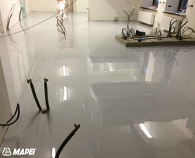 MAPEFLOOR SL savaime išsilyginanti epoksidinė grindų danga restorane Vilniuje. 
http://www.mapei.com/public/NO/products/6732-mapefloorsl-lt.pdf