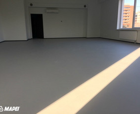 Įrengta MAPEFLOOR SL savaime išsilyginanti epoksidinė grindų danga visuomeninėse patalpose Vilniuje. Matinis paviršius. 
http://www.mapei.com/public/NO/products/6732-mapefloorsl-lt.pdf