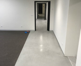 ULTRATOP dekoratyvinio betono grindų danga. Natūralus efektas. Biurų komplekso "B NORDIC 26" patalpos Vilniuje. 
http://velvemst.lt/uploads/517_ultratop_lt_160318.pdf