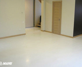 Įrengta ULTRATOP cementinė savaime išsilyginanti grindų danga. "Natural" efektas, balta spalva. 
http://velvemst.lt/uploads/Ultratop_LT.pdf