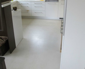 Įrengta ULTRATOP cementinė savaime išsilyginanti grindų danga. "Natural" efektas, balta spalva. 
http://velvemst.lt/uploads/517_ultratop_lt_160318.pdf