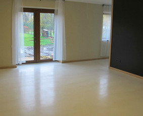 Įrengta ULTRATOP cementinė savaime išsilyginanti grindų danga. "Natural" efektas, balta spalva. 
http://velvemst.lt/uploads/517_ultratop_lt_160318.pdf