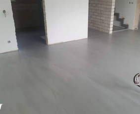 ULTRATOP cementinė savaime išsilyginanti grindų danga. Natūralus efektas. Individualus gyvenamasis namas. 
http://velvemst.lt/uploads/517_ultratop_lt_160318.pdf