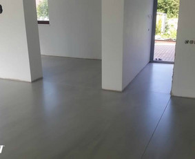 ULTRATOP cementinė savaime išsilyginanti grindų danga. Natūralus efektas. Individualus gyvenamasis namas. 
http://velvemst.lt/uploads/517_ultratop_lt_160318.pdf