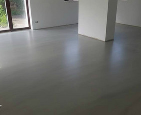 ULTRATOP cementinė savaime išsilyginanti grindų danga. Natūralus efektas. Individualus gyvenamasis namas. 
http://velvemst.lt/uploads/517_ultratop_lt_160318.pdf