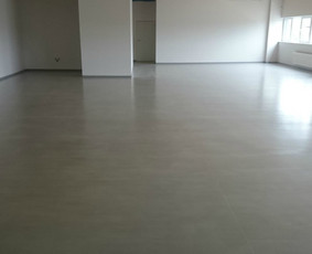 Įrengta ULTRATOP cementinė savaime išsilyginanti grindų danga. "Natural" efektas. "ACME" Biurų patalpos Kaune. 
http://velvemst.lt/uploads/517_ultratop_lt_160318.pdf