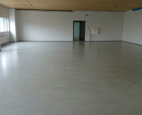 Įrengta ULTRATOP cementinė savaime išsilyginanti grindų danga. "Natural" efektas. "ACME" Biurų patalpos Kaune. 
http://velvemst.lt/uploads/517_ultratop_lt_160318.pdf