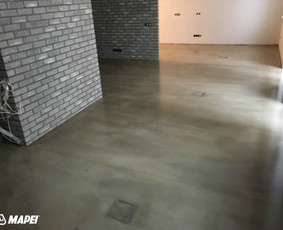 ULTRATOP cementinė savaime išsilyginanti grindų danga. Natūralus efektas. Biurai Vilniuje. 
http://velvemst.lt/uploads/517_ultratop_lt_160318.pdf