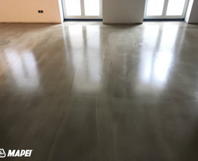 ULTRATOP cementinė savaime išsilyginanti grindų danga. Natūralus efektas. Biurai Vilniuje. 
http://velvemst.lt/uploads/517_ultratop_lt_160318.pdf