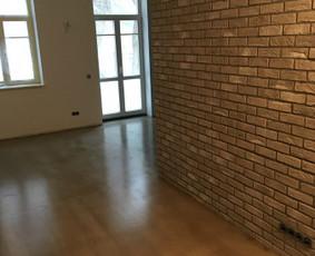 ULTRATOP cementinė savaime išsilyginanti grindų danga. Natūralus efektas. Biurai Vilniuje. 
http://velvemst.lt/uploads/517_ultratop_lt_160318.pdf