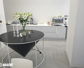 ULTRATOP LOFT cementinė dekoratyvinė grindų danga. "Ali šokoladinė" Kaune. 
http://www.velvemst.lt/uploads/Brochure_Ultratop_Loft_LT_web.pdf