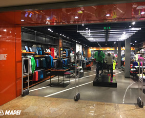 ULTRATOP cementinė savaime išsilyginanti grindų danga. Poliruotas efektas. NIKE parduotuvė Vilniuje. 
http://velvemst.lt/uploads/517_ultratop_lt_160318.pdf