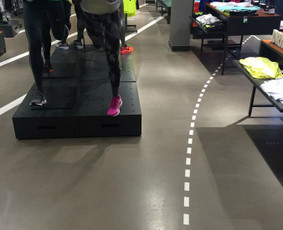 ULTRATOP cementinė savaime išsilyginanti grindų danga. Poliruotas efektas. NIKE parduotuvė Vilniuje. 
http://velvemst.lt/uploads/Ultratop_LT.pdf