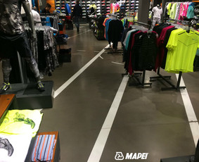 ULTRATOP cementinė savaime išsilyginanti grindų danga. Poliruotas efektas. NIKE parduotuvė Vilniuje. 
http://velvemst.lt/uploads/Ultratop_LT.pdf