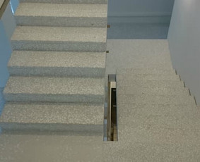 ULTRATOP cementinė savaime išsilyginanti grindų danga. "Terrazzo" efektas su marmuro užpildais, Valstybės pažinimo centras Vilniuje. http://velvemst.lt/uploads/517_ultratop_lt_160318.pdf