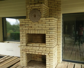 Lauko barbekinė/ mangalas / šašlykinė. Iš sendintų apipjautų plytų.