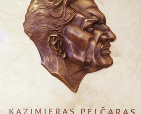 Atminimo lenta Nacionaliniame vėžio institute, bronza, marmuras. 60x150 cm. Fragmentas