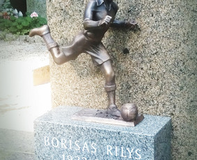 Antkapinė skulptūra, bronza, granitas.