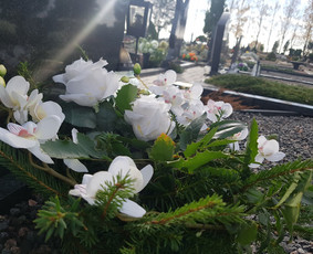 Prižiūriu kapus laistau, sodinu gėles, raviu ir t. - Kapų apželdinimas - 3 Kapų apželdinimas - Prižiūriu kapus laistau, sodinu gėles, raviu ir t. - 3