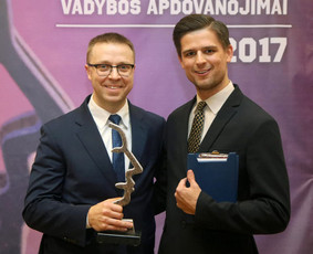 Renginių vedėjas Justinas Daugėla kartu su geriausiu 2017 m. Lietuvos sporto vadybininku Pauliumi Motiejūnu