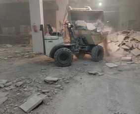 Sandėlio senų betono grindų demontavimas.