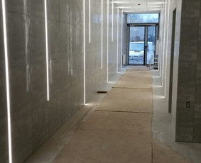 LED juostų apšvietimas ir pasiūla.