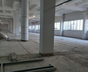 Sandėlio senų grindų demontavimas.